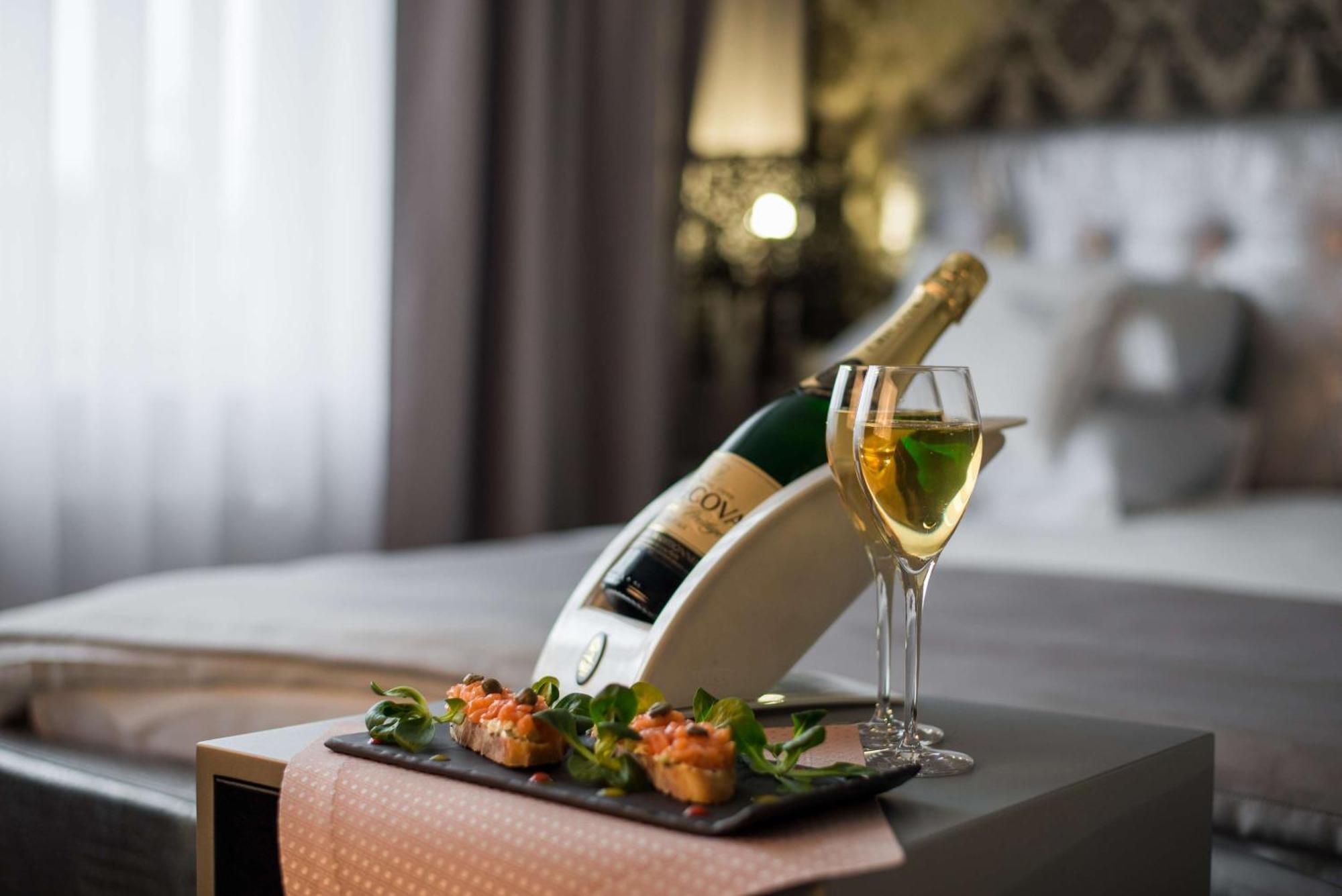 Radisson Jaipur City Center Extérieur photo A bottle of champagne
