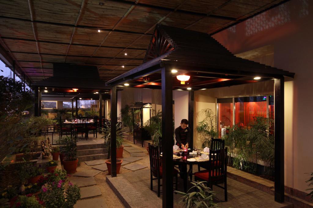 Radisson Jaipur City Center Extérieur photo The interior of a restaurant in Islamabad, Pakistan
